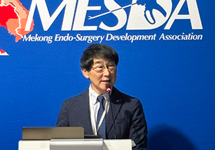 開会挨拶をする北野学長