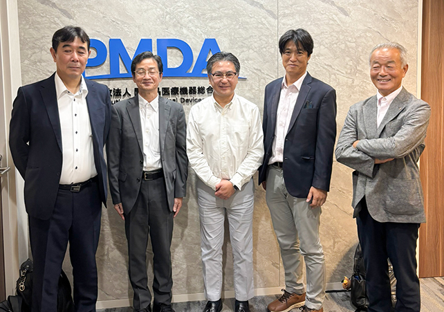 北原所長（中央）らと