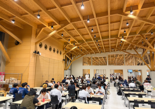 ビ・フォーレでの夕食の様子（旦野原キャンパス）