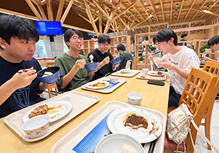 友人と夕食を楽しむ学生たち（旦野原キャンパス）