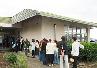 ランチを目指して長蛇の列（挾間キャンパス）