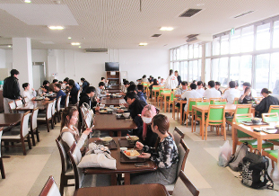 食堂でのランチの様子（挾間キャンパス）