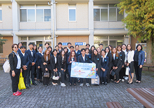 「ひろば地球村」で記念撮影