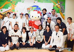 キティちゃん、原さん、斎藤さん、内川さんと<br />小児科のみなさん