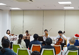 演奏に耳を傾ける利用者