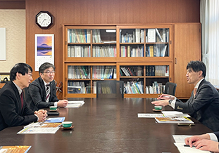 学長室での意見交換<br/>(左前列:北野学長、後列:尾田史郎理事、右:後藤議員)