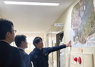 佐賀関の大規模火災の様子を説明<br />(右:鶴成センター長)