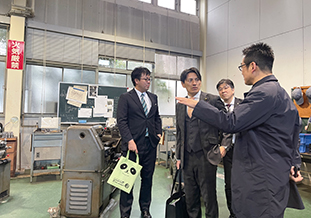 理工学部施設の視察(右:小林理工学部長)