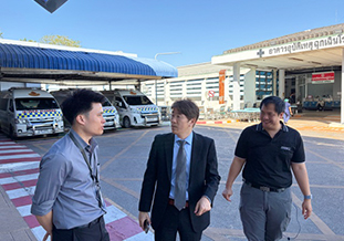 救命センターで案内を受ける柴田准教授（中央）