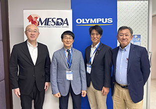 (株)トライテック竹﨑社長(右端)、佐藤CMO(左端)と