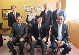 北野学長表敬訪問<br>サントソ元医学部長、北野学長、ミフタフスル副学長<br>（前列左から）